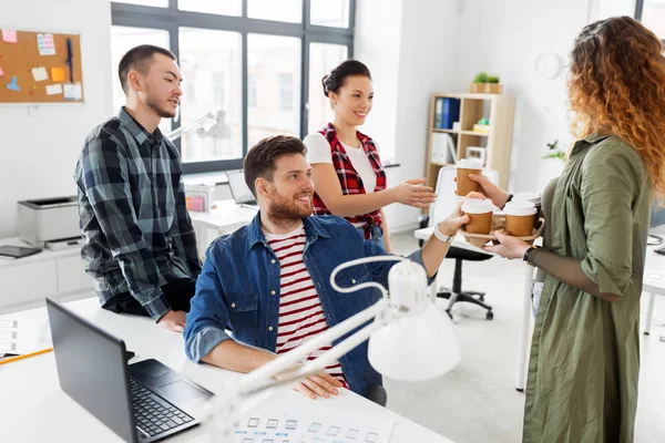 Felice team creativo con caffè in ufficio — Foto Stock