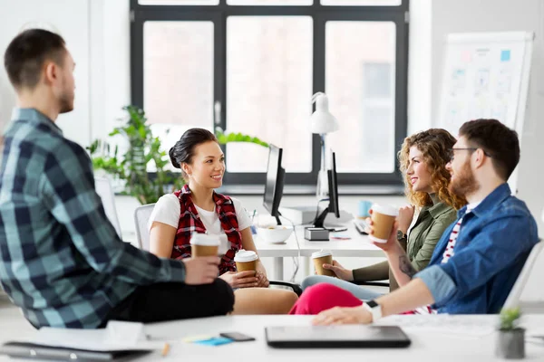 Kreativa team dricker kaffe på kontoret — Stockfoto