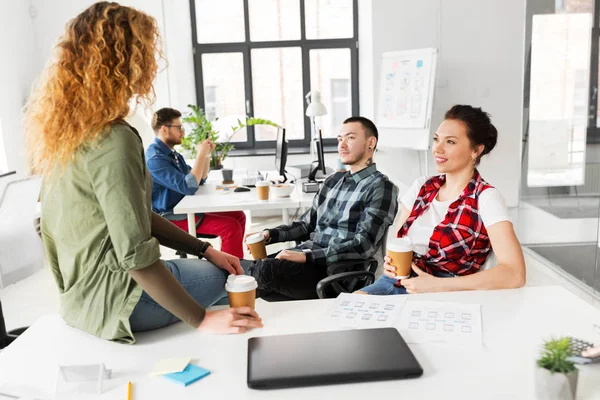 Kreativ team som drikker kaffe på kontoret – stockfoto