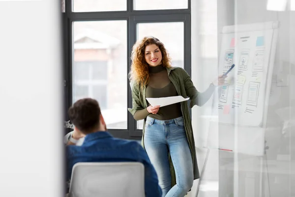 Mujer creativa mostrando interfaz de usuario en la oficina — Foto de Stock