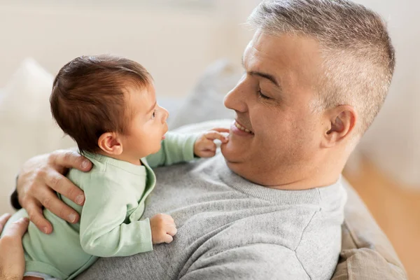 Feliz padre con pequeño niño en casa — Foto de Stock