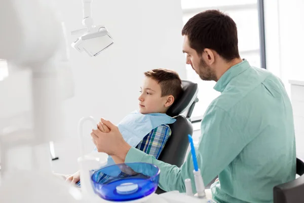 Apa fia fogászati klinika támogatása — Stock Fotó
