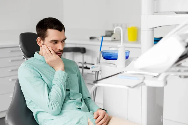 Patiënt met kiespijn op kantoor van de tandheelkundige kliniek — Stockfoto