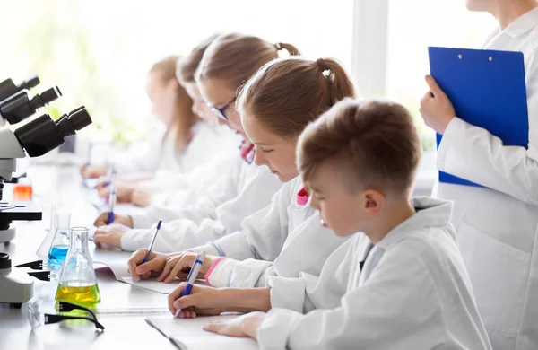 Дети, изучающие химию в школе — стоковое фото