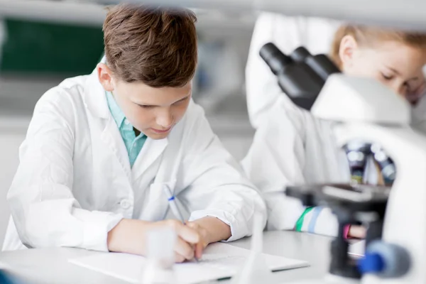 Enfants étudiant la chimie au laboratoire de l'école — Photo