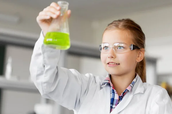 Menina com tubo de teste estudando química na escola — Fotografia de Stock