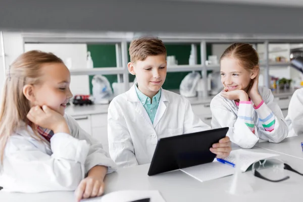 Kinder mit Tablet-PC im Schullabor — Stockfoto