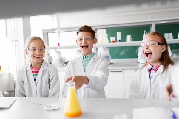 Crianças com tubo de teste estudando química na escola — Fotografia de Stock
