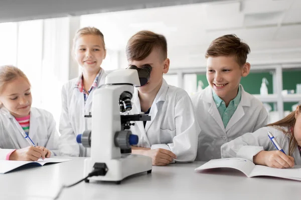 어린이나 학생 들 학교에서 현미경 생물학 — 스톡 사진