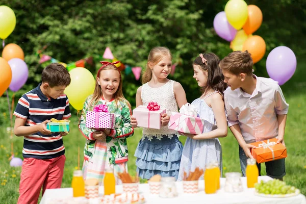 Heureux enfants avec des cadeaux sur fête d'anniversaire à l'été — Photo