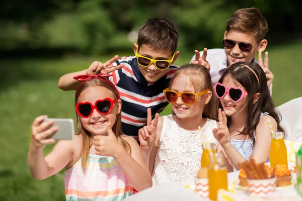 Férias Infância Conceito Tecnologia Crianças Felizes Óculos Sol Tomando Selfie — Fotografia de Stock