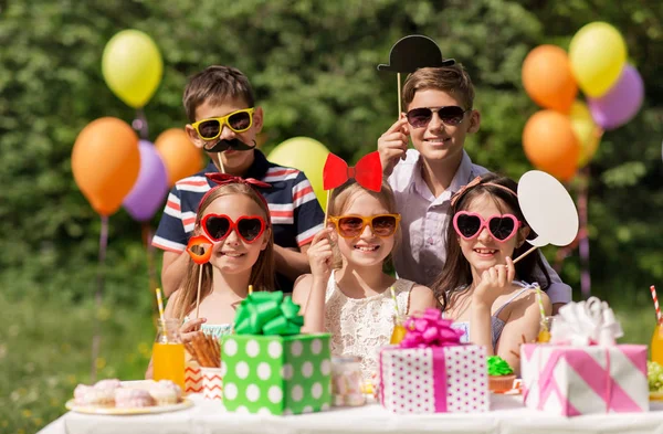 Happy kids with party props at summer birthday — Stock Photo, Image