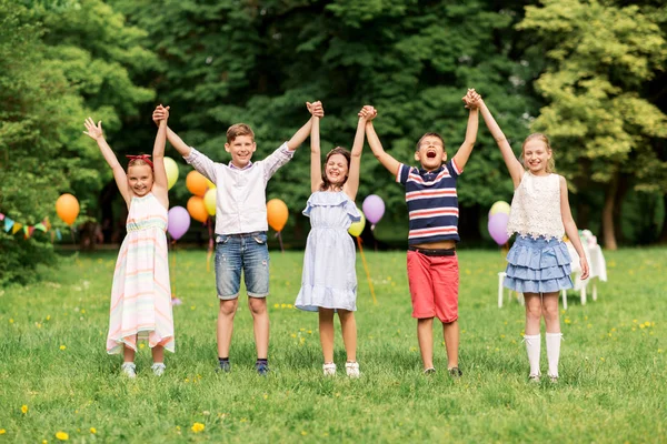 Bambini felici alla festa di compleanno al parco estivo — Foto Stock