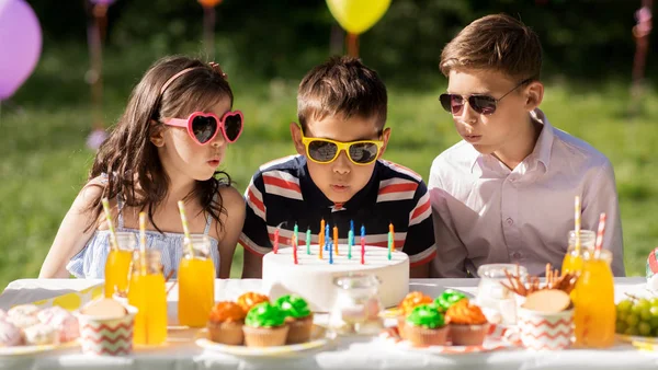 Heureux enfants avec gâteau sur fête d'anniversaire à l'été — Photo