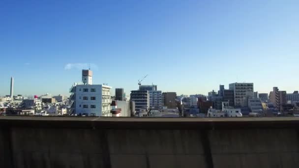 Uitzicht op de stad en het treinstation van bewegende trein — Stockvideo
