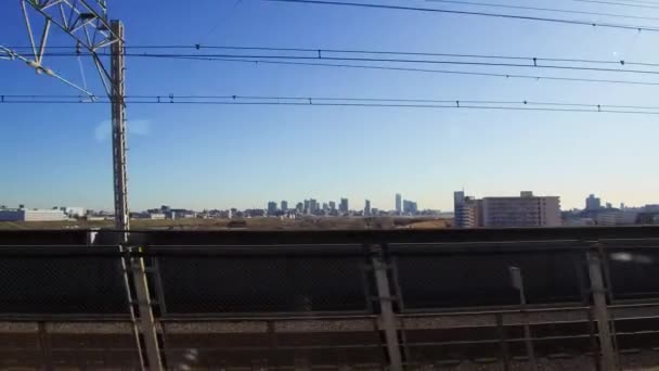 Uitzicht op de stad en het treinstation van bewegende trein — Stockvideo