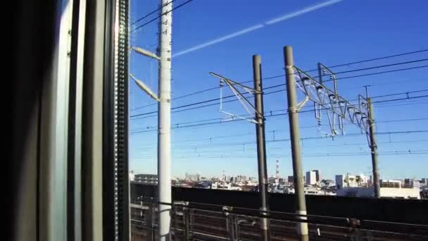 Vista de la ciudad desde la ventana del tren o ferrocarril en movimiento — Vídeos de Stock