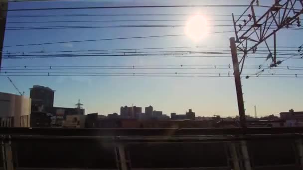 Vista da cidade a partir da janela do comboio em movimento ou da via férrea — Vídeo de Stock