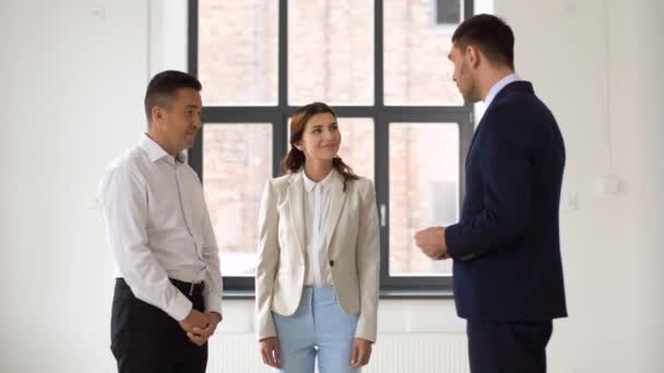 Anahtar müşteriler yeni ofisinde vererek Emlak — Stok video