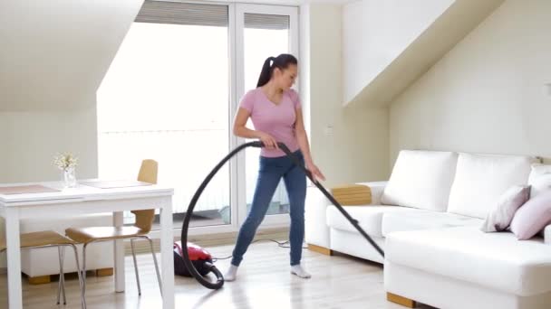 Женщина или домохозяйка с пылесосом дома — стоковое видео