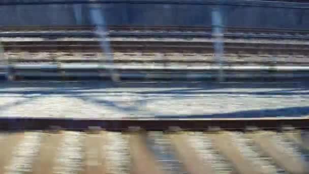 Met het oog op de spoorlijn van bewegende trein — Stockvideo