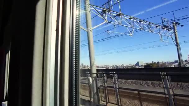 Vista de la ciudad desde la ventana del tren o ferrocarril en movimiento — Vídeo de stock