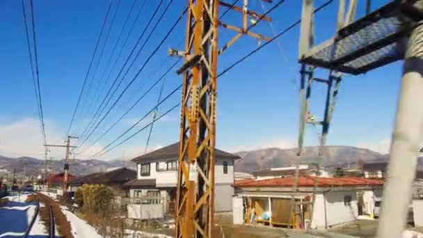 Met het oog op de voorstad van trein of spoorlijn in japan — Stockvideo