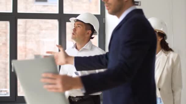 Arquitecto o agente inmobiliario mostrando oficina a los clientes — Vídeo de stock