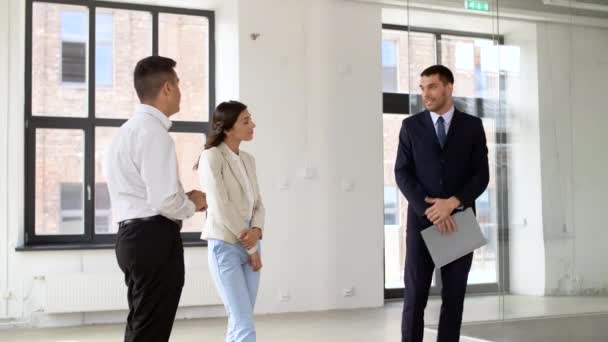 Corretor de imóveis mostrando nova sala de escritório para os clientes — Vídeo de Stock