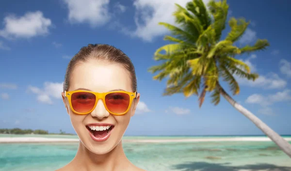 幸せな女やビーチにサングラスで十代の少女 — ストック写真