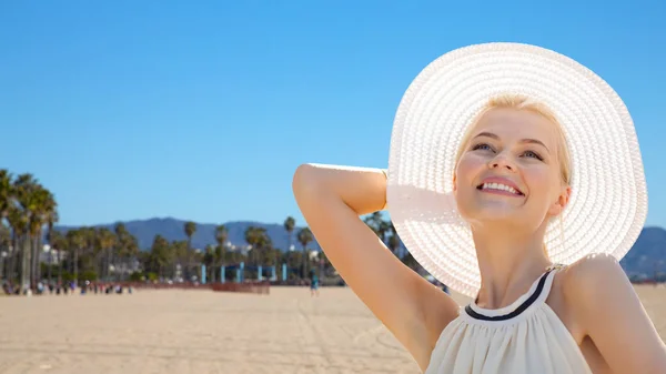 Beautiful woman enjoying summer over venice beach — Stock Photo, Image
