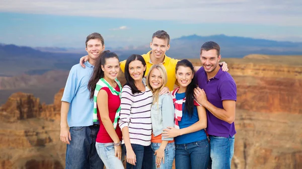 Gruppe glücklicher Freunde über Grand Canyon — Stockfoto