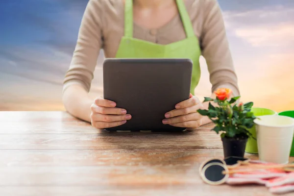 Primer plano del jardinero femenino con la PC de la tableta — Foto de Stock