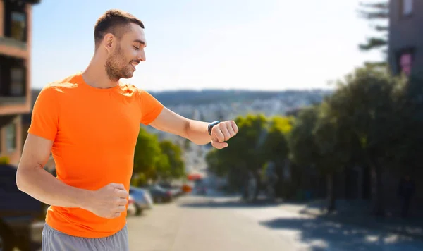 Adam akıllı saat ya da fitness izci ile — Stok fotoğraf