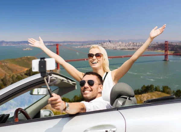 Šťastný pár v autě, která selfie na smartphone — Stock fotografie