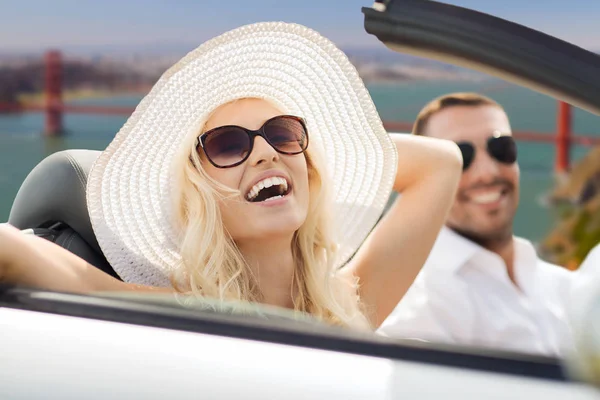 Feliz pareja conduciendo en coche descapotable — Foto de Stock