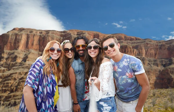 Přátel při selfie monopod na grand canyon — Stock fotografie