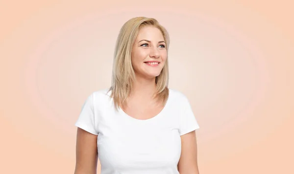 Lycklig kvinna i vit t-shirt — Stockfoto