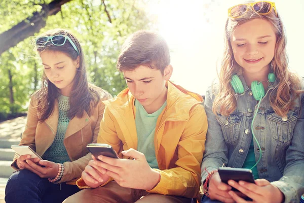 Amis adolescents avec smartphone et écouteurs — Photo