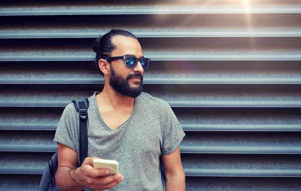 Mann mit Rucksack SMS auf Smartphone in der Stadt — Stockfoto