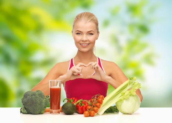 野菜や手の心を示す飲み物と女性 ロイヤリティフリーのストック画像