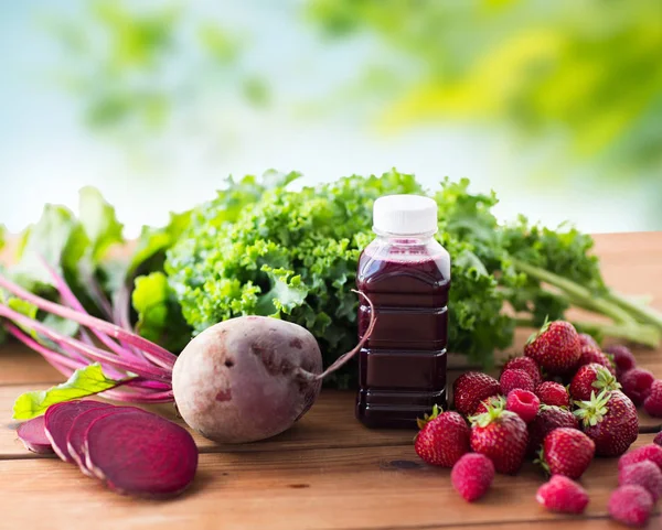 Şişe kırmızı pancar suyu, meyve ve sebze ile — Stok fotoğraf