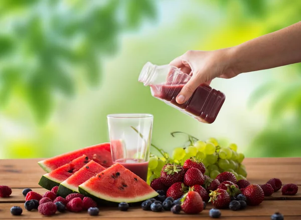 Kézi szakadó gyümölcslé-üveg-üveg — Stock Fotó