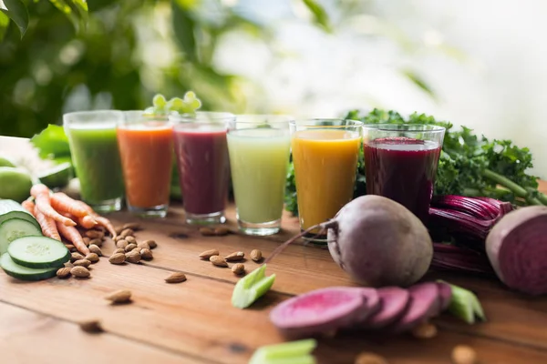 Vasos con diferentes jugos de frutas o verduras —  Fotos de Stock