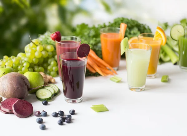 Vasos con diferentes jugos de frutas o verduras — Foto de Stock