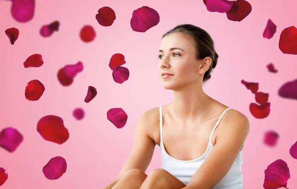 Bella felice giovane donna su petali di rosa rossa — Foto Stock