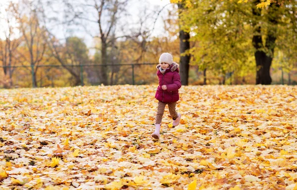 Happy girl running at autumn park — Stock Photo, Image