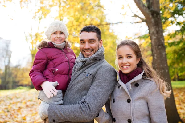 Familia feliz caminando en el parque de otoño — Foto de Stock