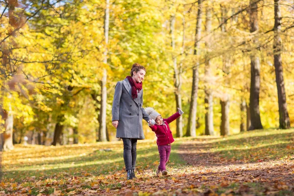 Felice madre e figlioletta al parco autunnale — Foto Stock