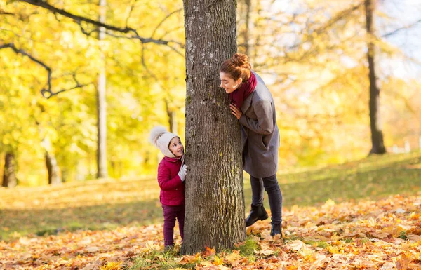 Mãe feliz e filha pequena no parque de outono — Fotografia de Stock